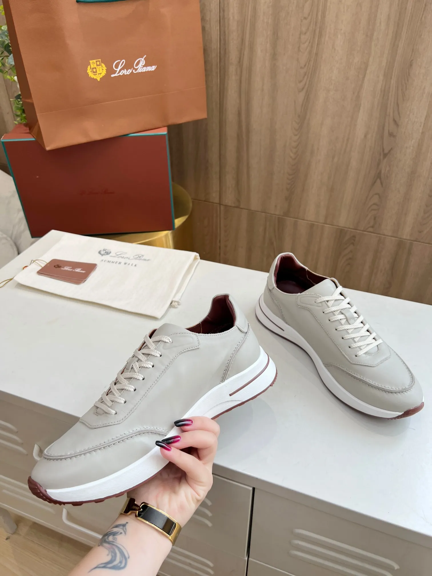 Men's Men's Shoes 💰620 👑Loro Piana* Purchase the original 1:1 copy. Founded the existing Loro Piana company on April 24, 1924. It is now the sixth generation of family business, providing high-quality products to customers who are discerning about taste and quality. Imported calfskin fabrics. The interior is made of imported A-grade water-dyed cow lining. 💝 Focus on top quality, pay for what you pay, and compare the inner details. Original authentic packaging. Code number: 39-45